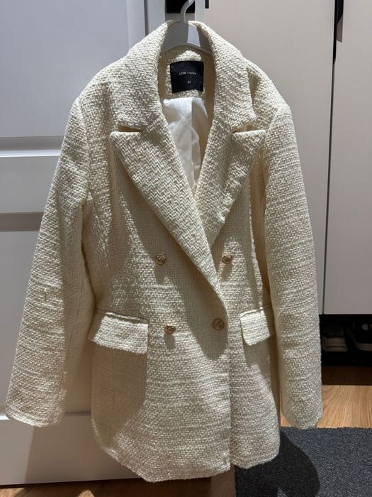 Женский ақ пиджак сатылады.