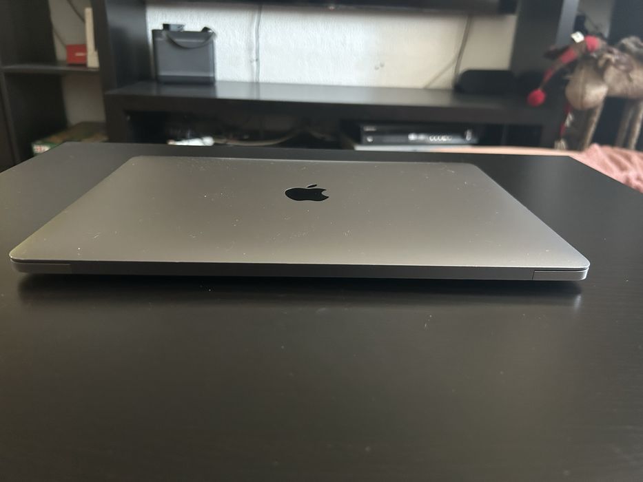 Vând Macbook Pro A1708 i5 8 GB RAM SAD 256 GB
