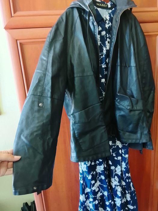 Кожаная куртка- женская.