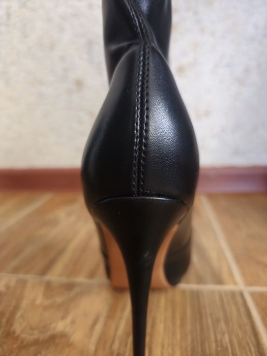 Чёрные кожаные ботильоны на высоком каблуке.