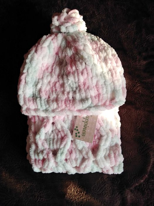 Шал-яка и шапка ръчна изработка, изплетени с пръсти