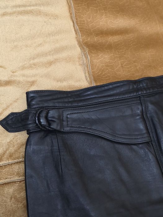 Кожаная юбка средней длины