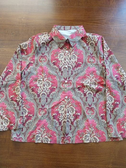 Тънки ризи от полиестер с ефектни щампи