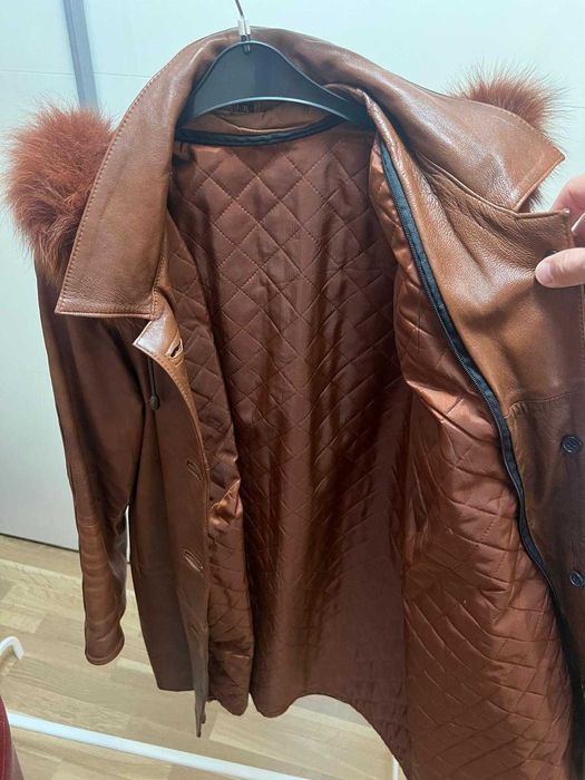 Geacă de piele maro pentru femei, cu glugă și detalii din blană