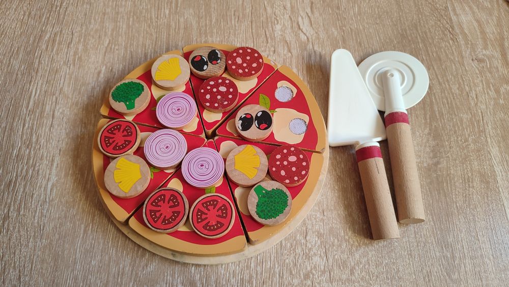 Детска кухня + дървени играчки