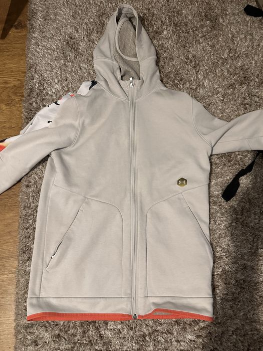 Страхотно горнище на Under Armour.