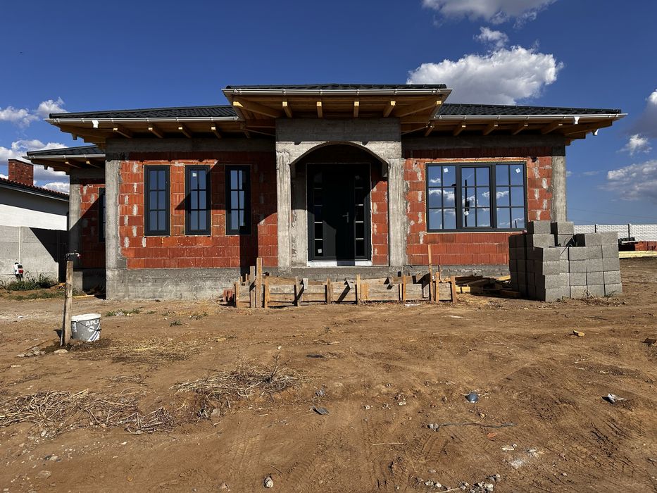 Casa de lux, gaze, canalizare, apa, curent. 165mp construiti