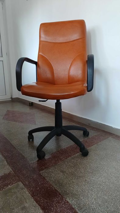 Scaun birou directorial Riva T, rotativ, imitatie piele, maro, 170 lei