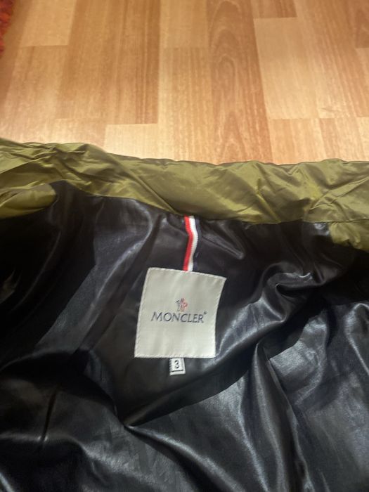 Vand geaca Moncler ptr femei marimea 3