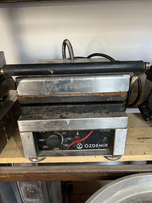 Вафельница в хорошем состоянии