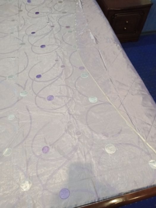 Покрывало,2 наволочки, шторы.