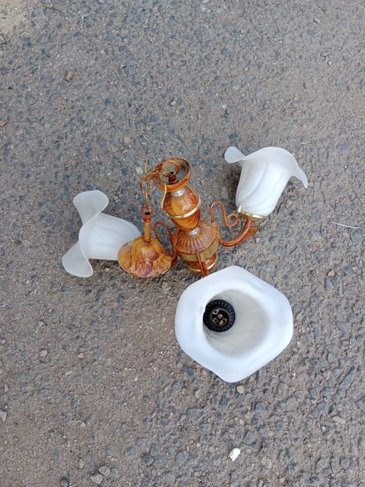 Продам люстру трёх рожковую