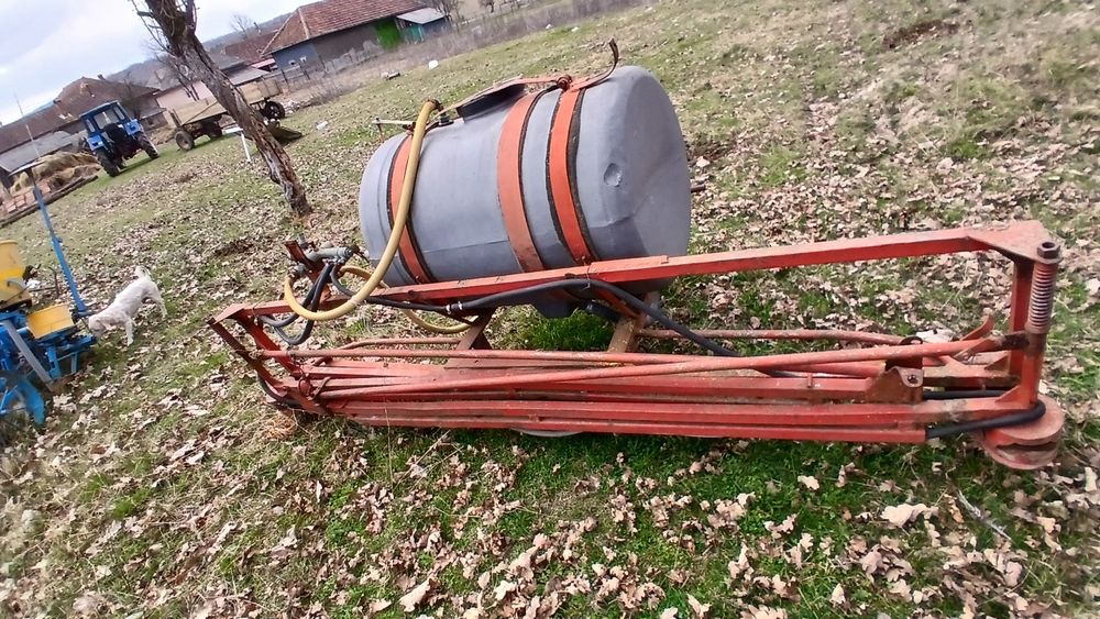 Vând semanatoare de porumb si erbicidator