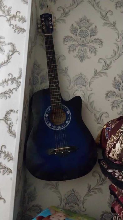 Gitara akostika  sotiladi
