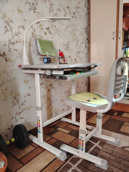 Продам растущую парту и стол