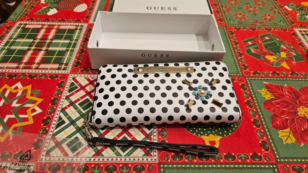 Дамски кожен портфейл Guess