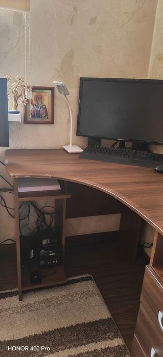 Угловой компьютерный стол