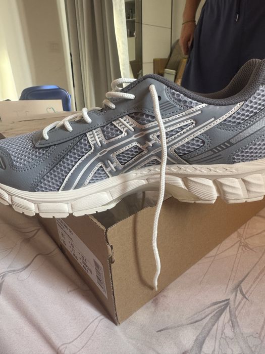 Vand pereche de pantofi Asics marimea 42