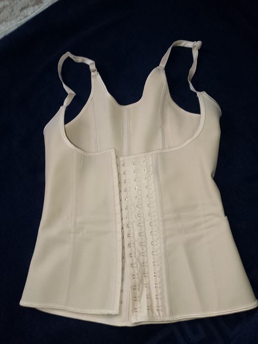 Ayollar uchun karset yangi turibdi