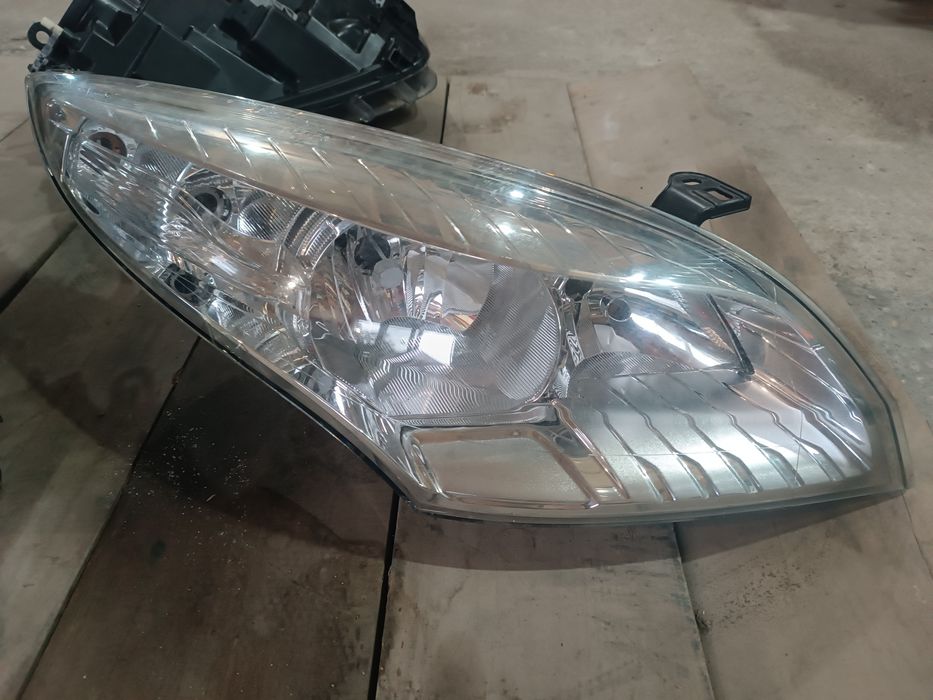 Lampa far Megane3 an 2014 bara fata Megane3 Clio4 Clio3 Fluence Scenic3 Scenic2  Megane2 stop UPC kit bara fata Dacia Logan3 Sandero Stepway3 Logan2
