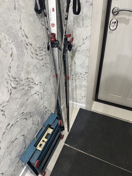 Подам лыжи в хорошем состояние