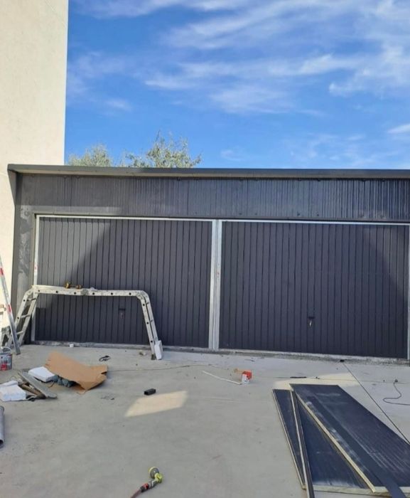 Garaje auto pe structura metalica învelite cu panouri Sandwich termoizolante