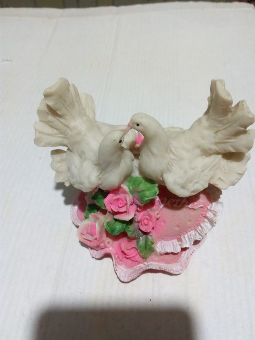 Статуэтки и лягушка