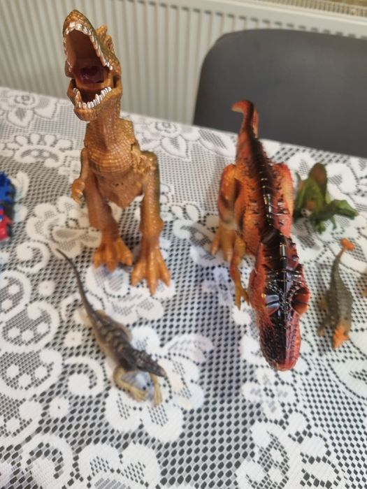 Figurine dinozauri de vanzare