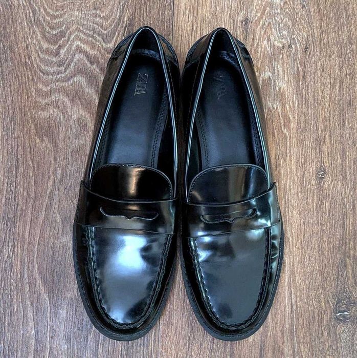 Оригинальные лакированные лоферы Zara.