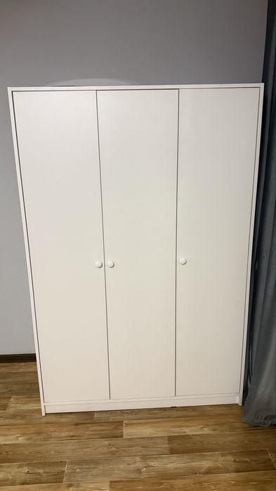 Шкаф трехстворчатый с полками и штангой, белый