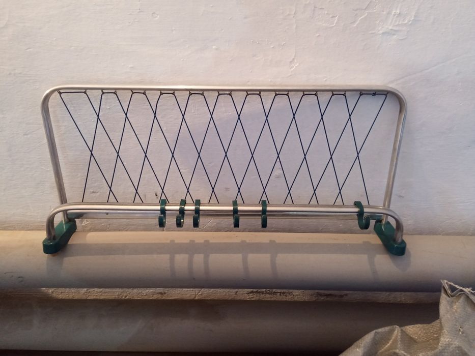 Железная вешалка