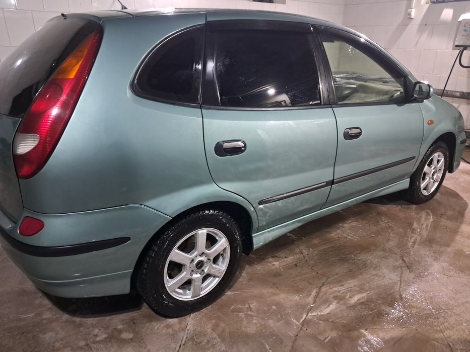 Ниссан Альмеро Тино.