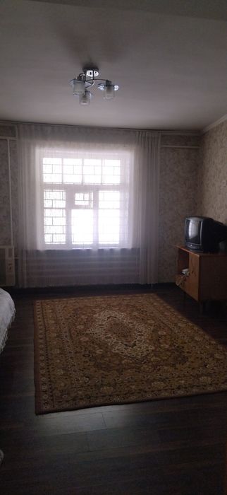 Ахунбабаева 10-соток срочно продаётся дом.