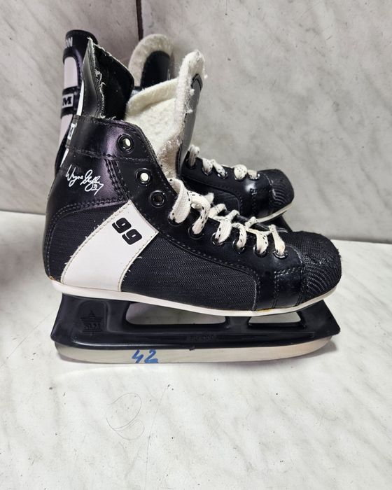 Patine 42 hochei hockey CCM marime 34-35 ( 22 cm )