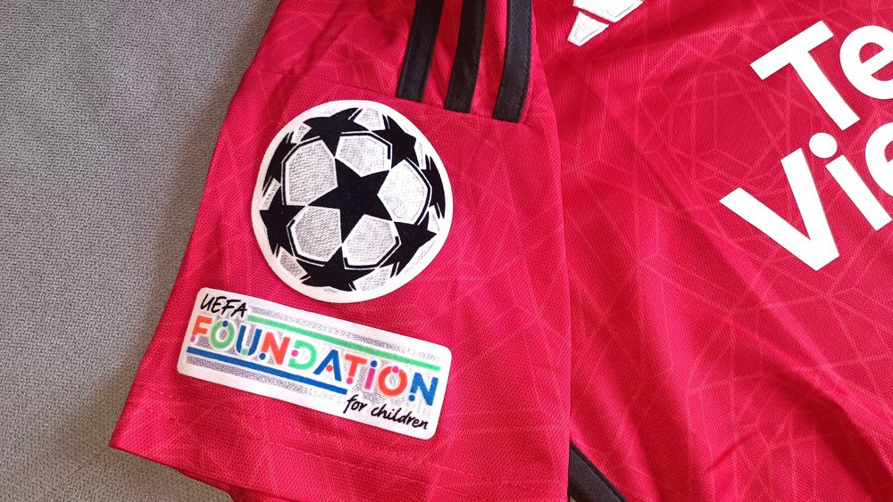 Домакински екип на Манчестър Юнайтед 2023-24