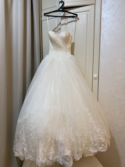 Шикарное платье цвета Ivory