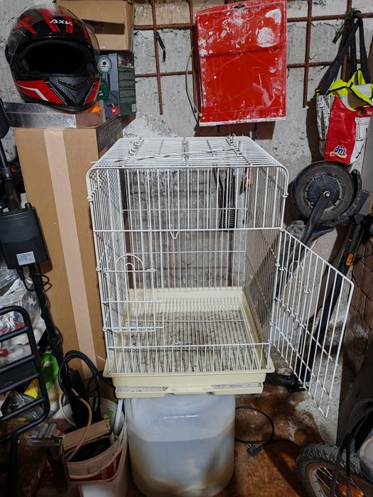 Продавам два броя клетки за птици в много добро състояние. Подходящи с