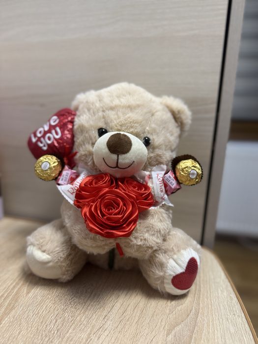 Ursulet de plus cu bomboane si trandafiri din satin