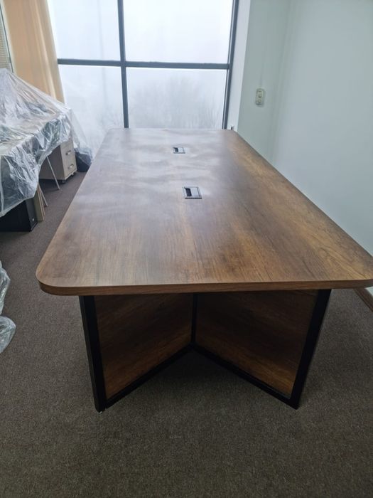 Конференц столы, столы для переговоров.