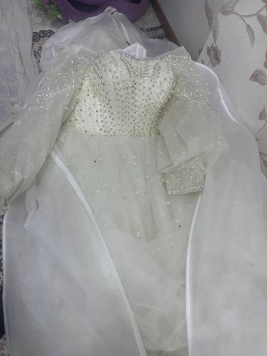 Kelin ko'ylaklar sotiladi