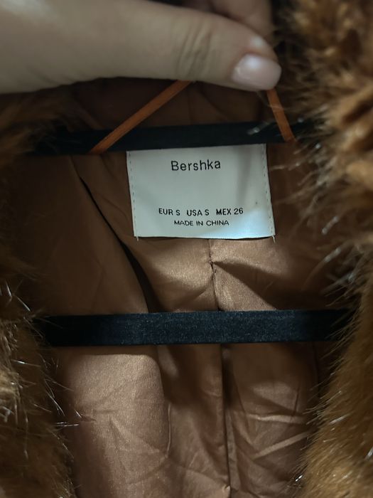 Палто с изкуствен косъм bershka