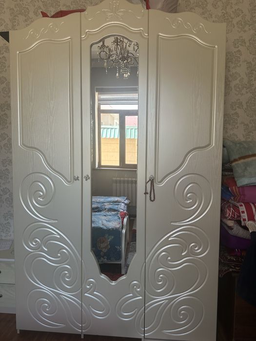 Шкаф трехдверный