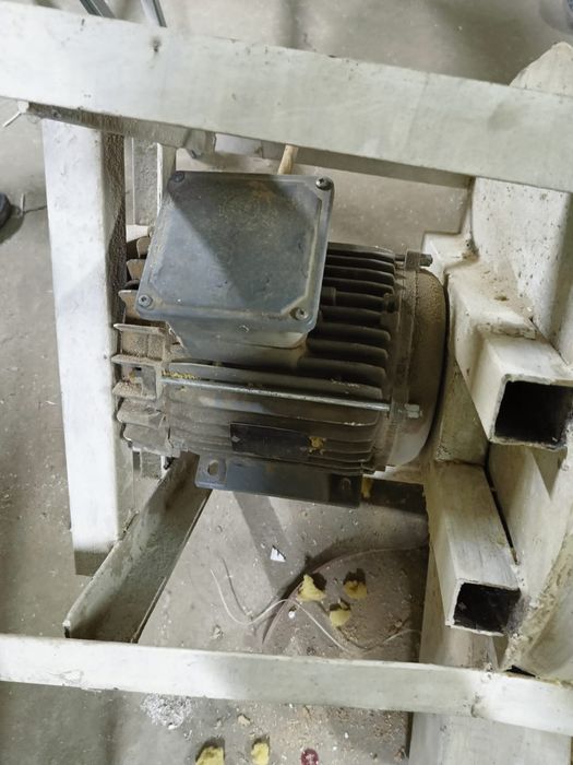 Продам трехфазный электродвигатель