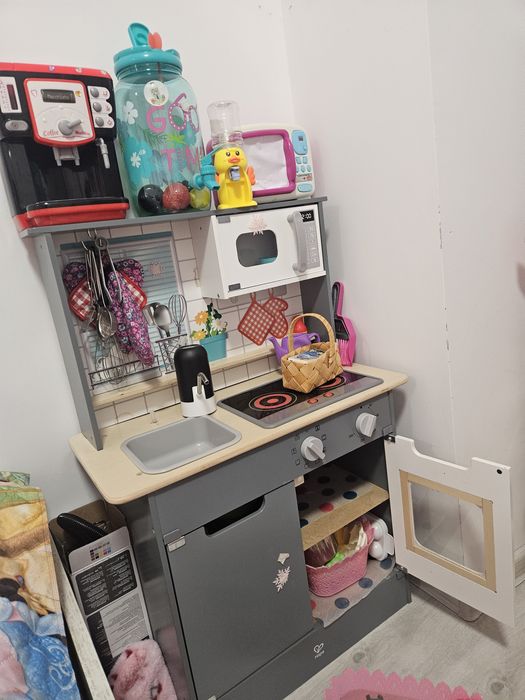 Наличен килим,дрехи,рокли