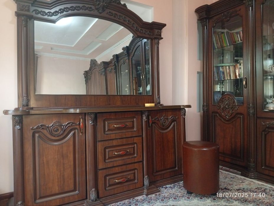 Yotoqxona mebeli va servant sotiladi