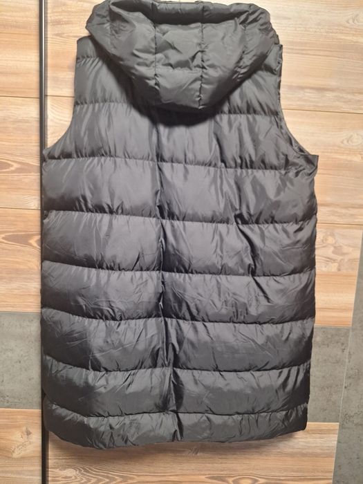 Дамски ватиран елек с качулка,с цип и 2 външни джоба.
- два страничн