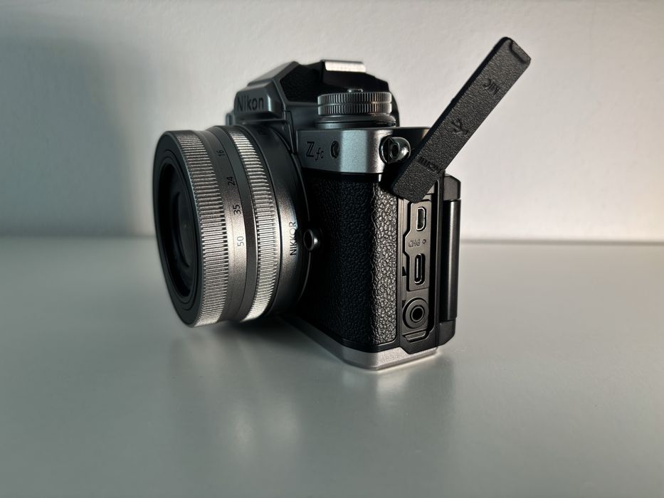 Aparat foto mirrorless Nikon Z fc + obiectiv NIKKOR Z DX 16-50 VR + Blitz Nissin Di466