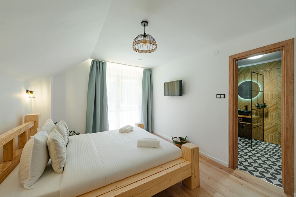 Cazare (CABANA NATURA TOPLIȚA) lângă pârtia de schi 900m de bază