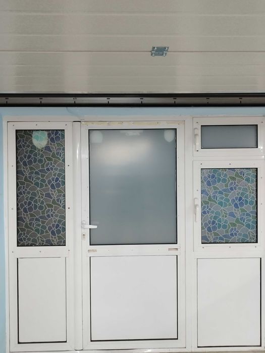 Продавам входна врата със прозорци