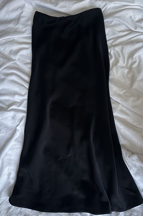 черная атласная юбка